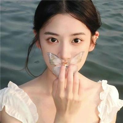 玻璃橱窗中的姑娘