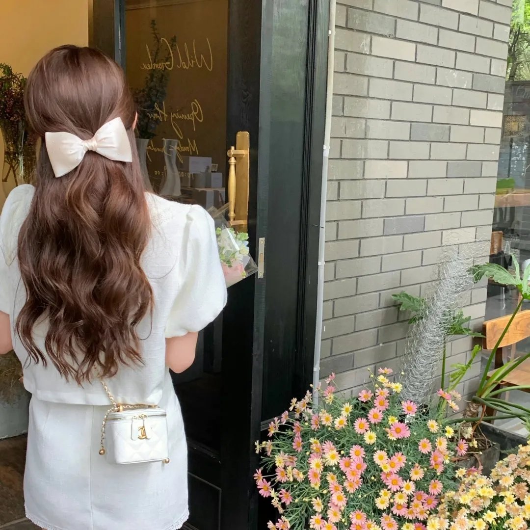 女生向前走
